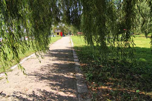 jezero podebrady stanek na plazi s detmi